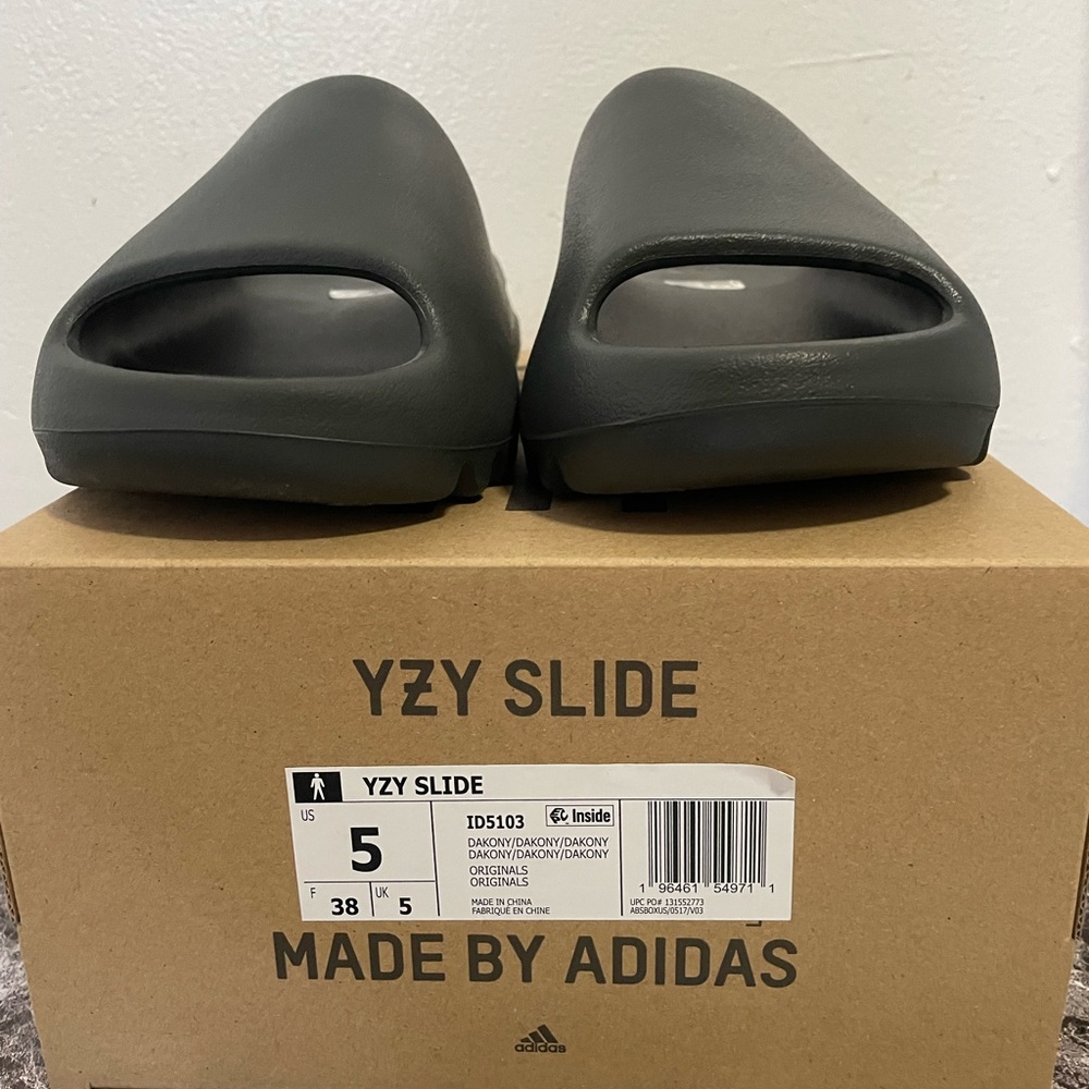 adidas Yeezy slides *New* size 5 men (7 women). slate grey.